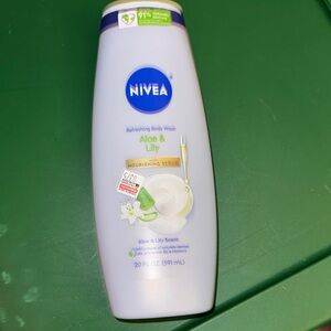 NIVEA Aloe & Lily Refreshing Body Wash - White